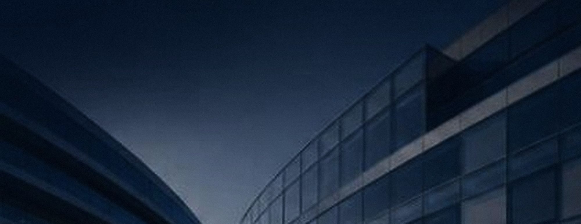 Edificio corporativo con fachada de vidrio y perspectiva ascendente